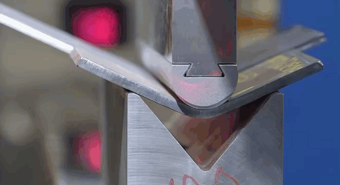 Piegatore di lamiera